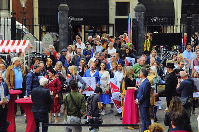 909287 Afbeelding van de bijeenkomst op het plein aan de Hamburgerstraat te Utrecht, tijdens de viering van 900 jaar ...